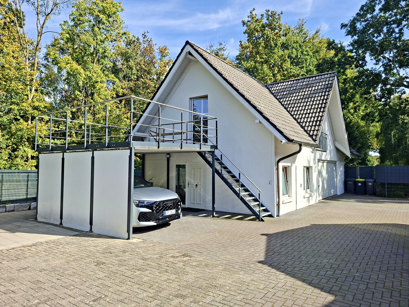 Nebengebäude + Carport