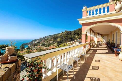 Luxuriöse Villa mit 180°-Meerblick am Ligurischen Meer in Ospedaletti - Ligurien