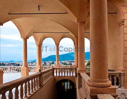 Historisches Schloss mit herrlichem Meerblick und Park an der Ligurischen Küste in Loano
