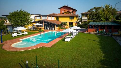 Anwesen mit 5 Wohneinheiten und Pool in ruhiger Lage in Peschiera del Garda - Gardasee