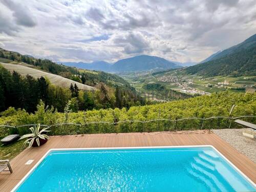 Geschlossener Hof für Pferdehaltung mit Panoramablick im Meraner Land - Südtirol