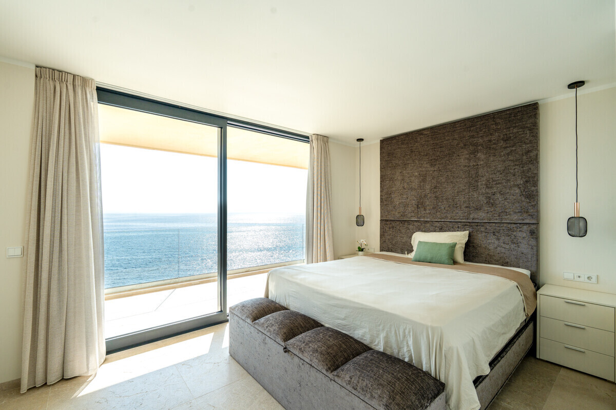 Modernes Penthouse mit Meerblick in erster Meereslinie