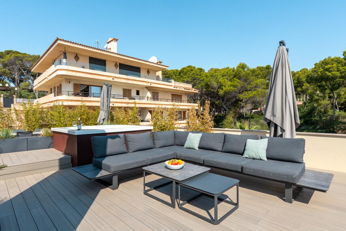 Modernes Penthouse mit Meerblick in erster Meereslinie