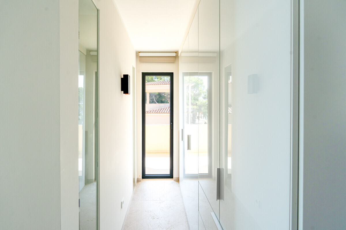 Modernes Penthouse mit Meerblick in erster Meereslinie
