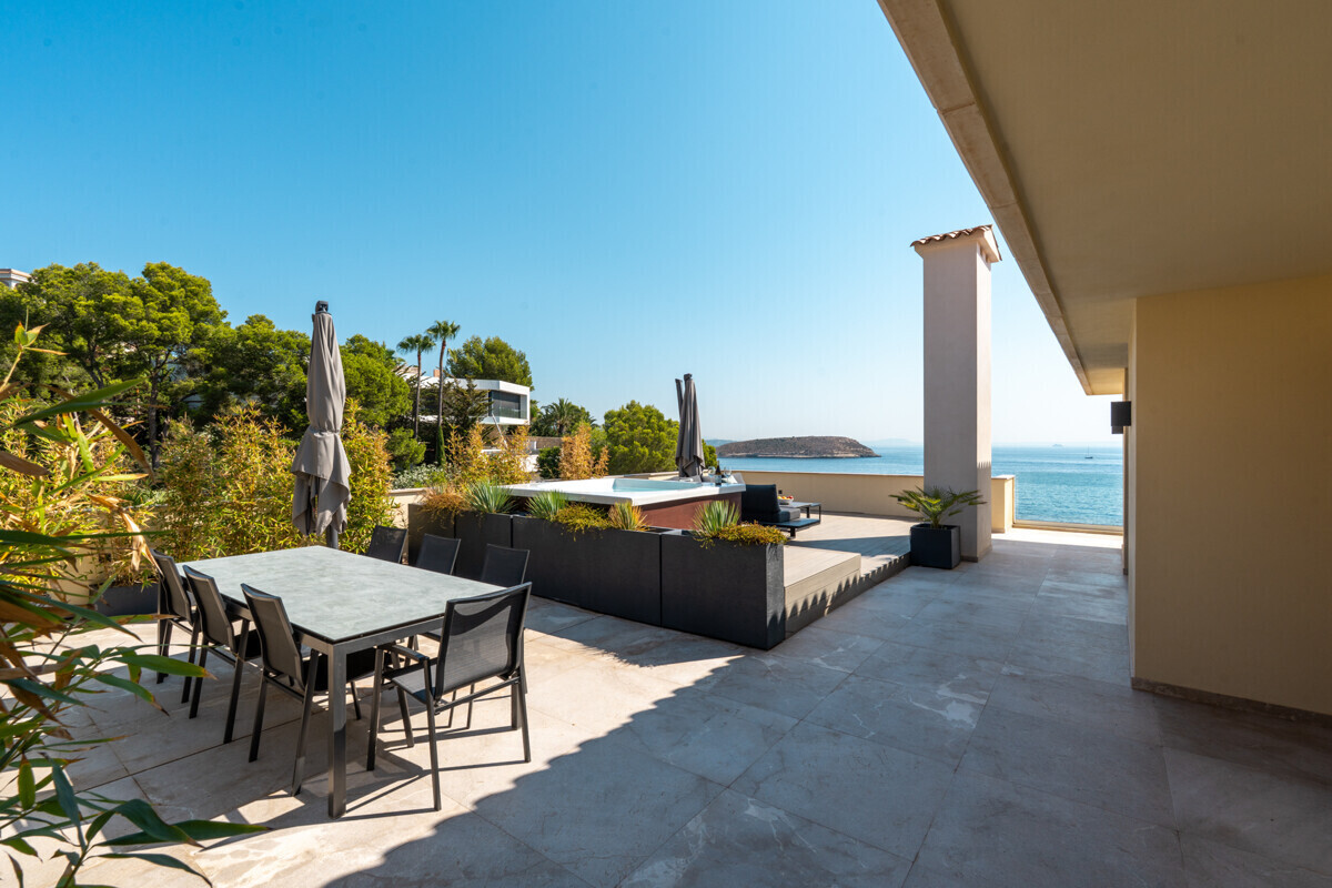 Modernes Penthouse mit Meerblick in erster Meereslinie