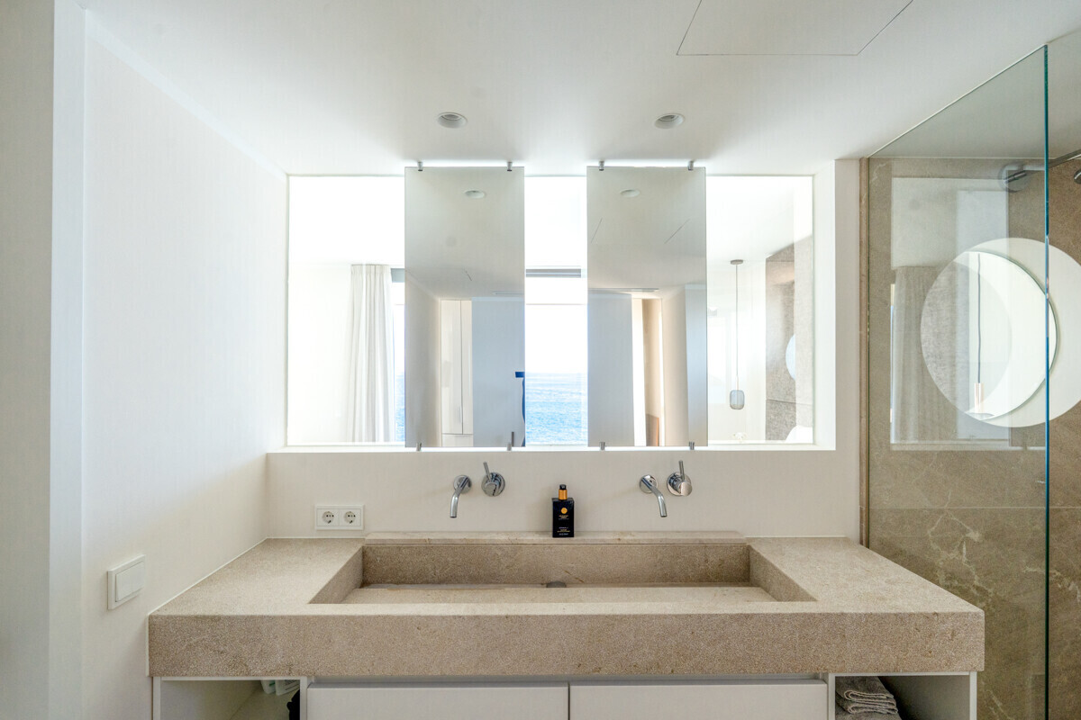 Modernes Penthouse mit Meerblick in erster Meereslinie