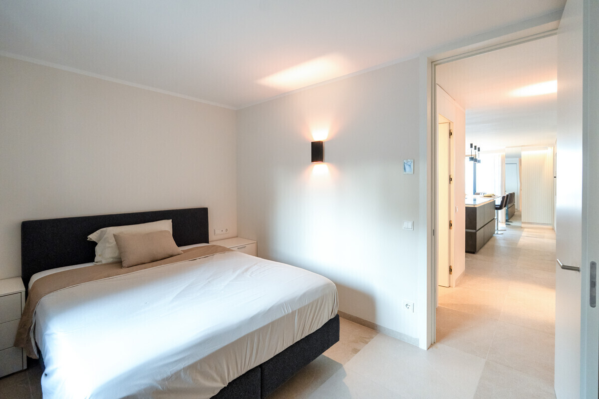 Modernes Penthouse mit Meerblick in erster Meereslinie