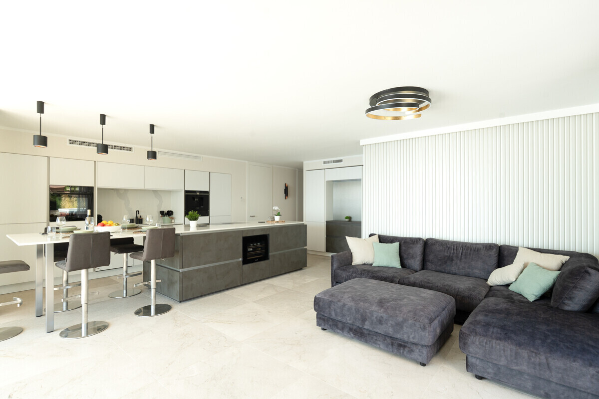 Modernes Penthouse mit Meerblick in erster Meereslinie