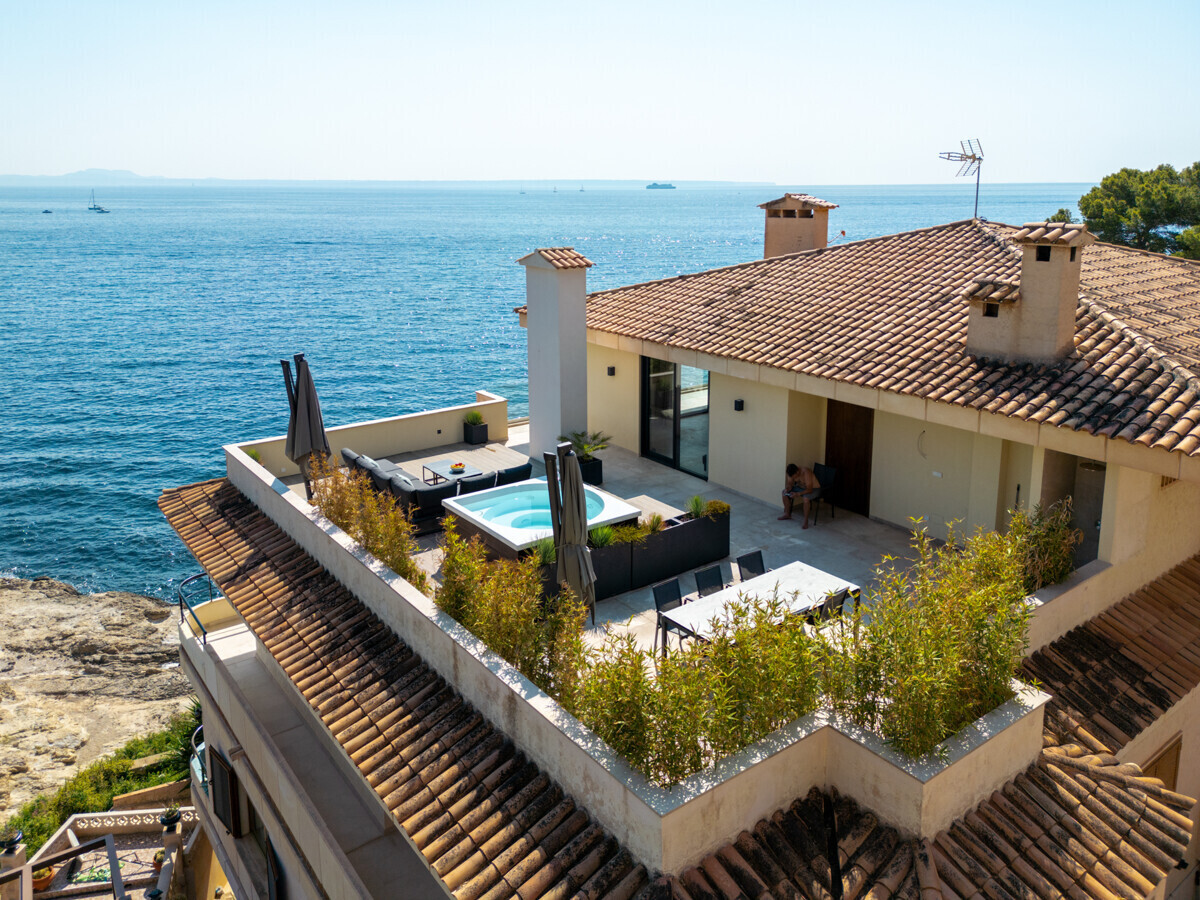 Modernes Penthouse mit Meerblick in erster Meereslinie