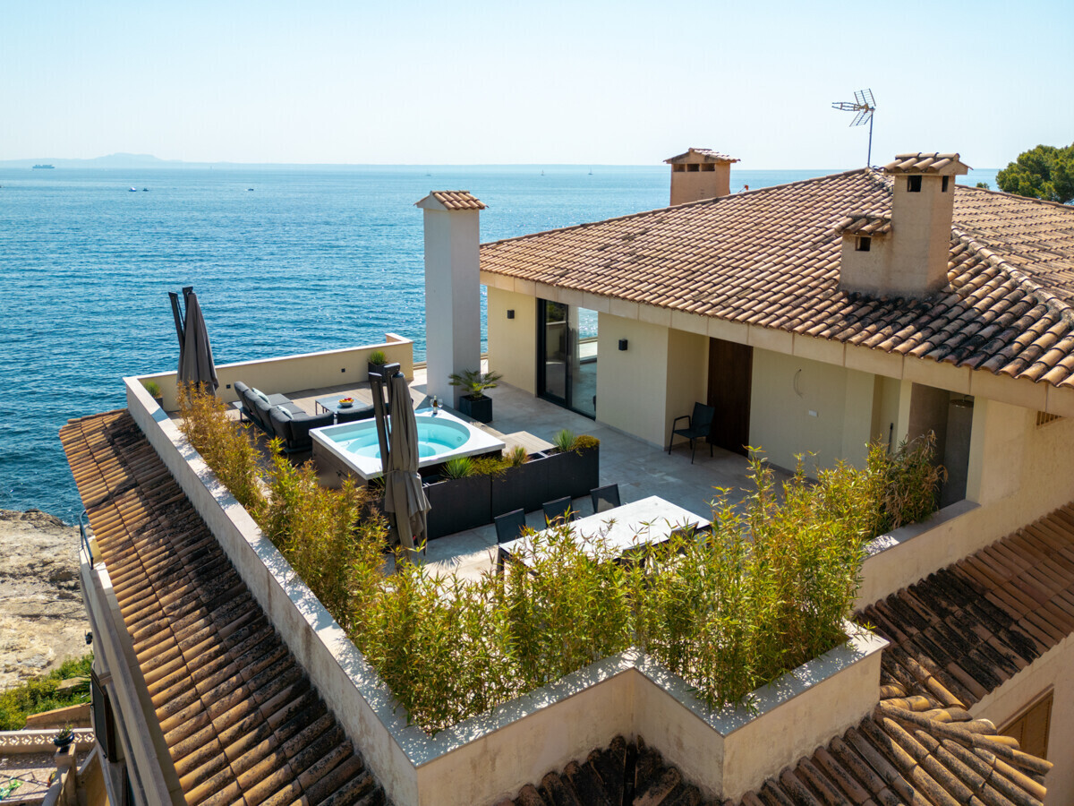Modernes Penthouse mit Meerblick in erster Meereslinie