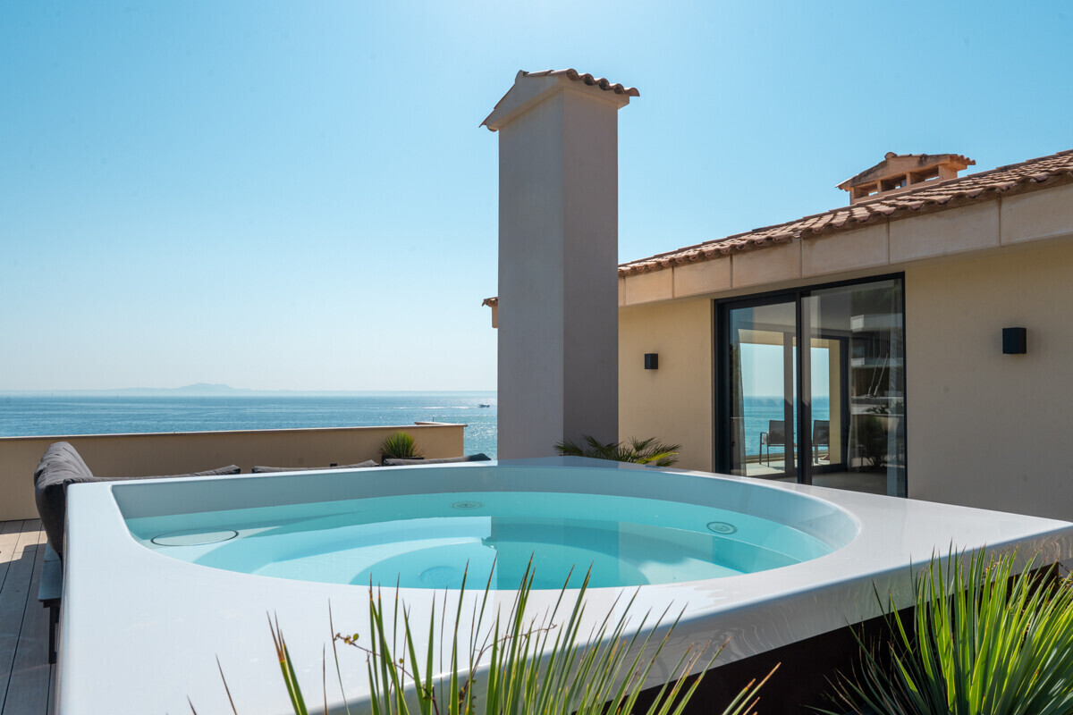 Modernes Penthouse mit Meerblick in erster Meereslinie