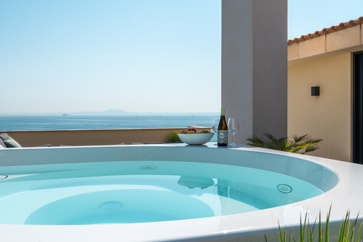 Modernes Penthouse mit Meerblick in erster Meereslinie