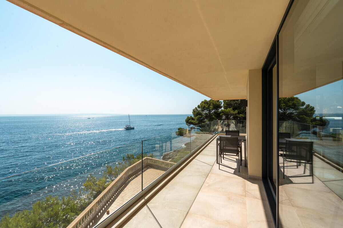 Modernes Penthouse mit Meerblick in erster Meereslinie