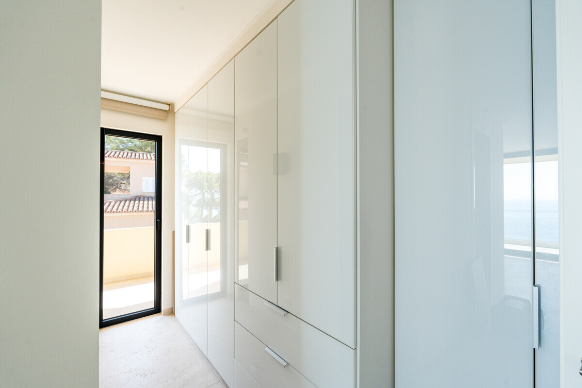 Modernes Penthouse mit Meerblick in erster Meereslinie