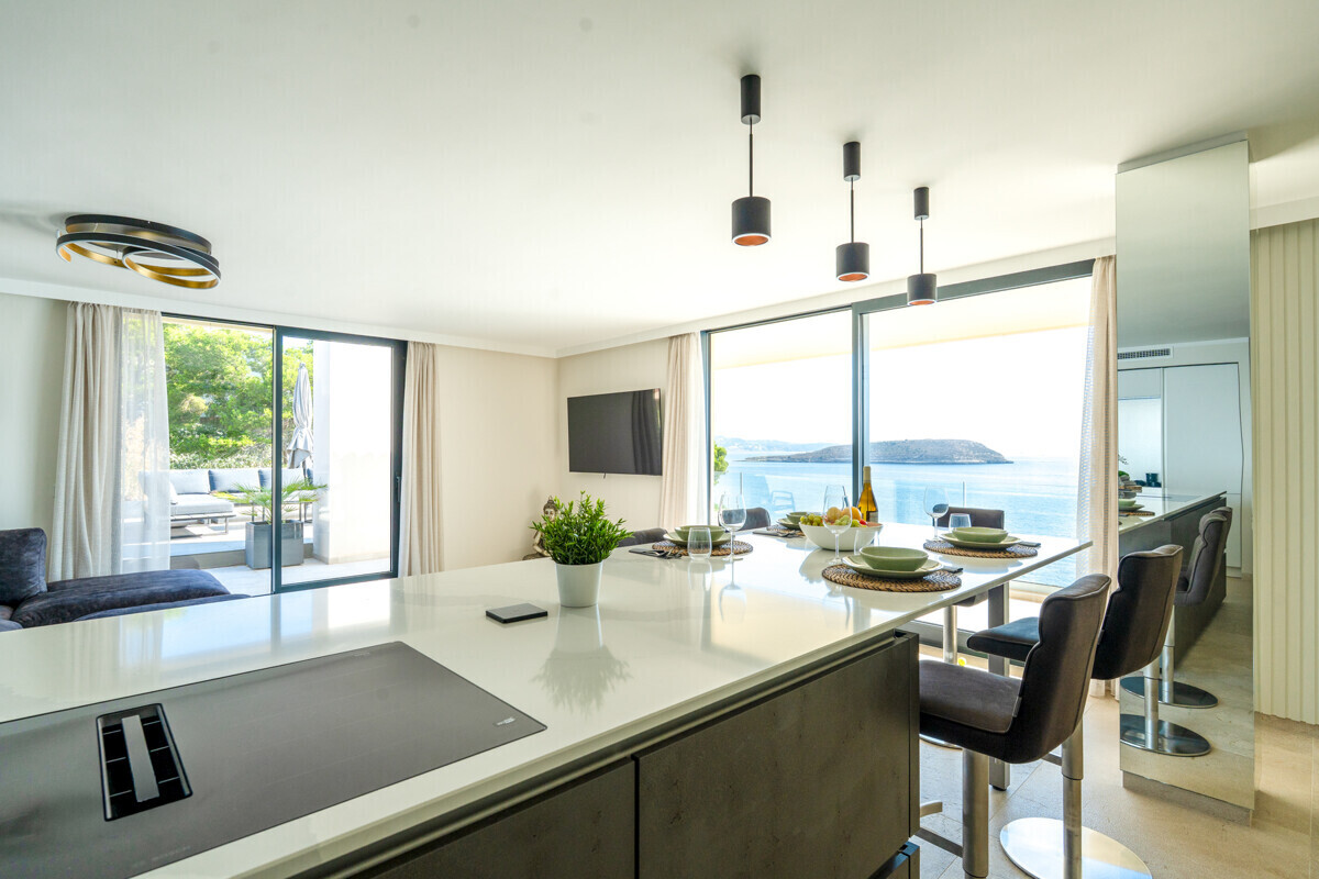Modernes Penthouse mit Meerblick in erster Meereslinie