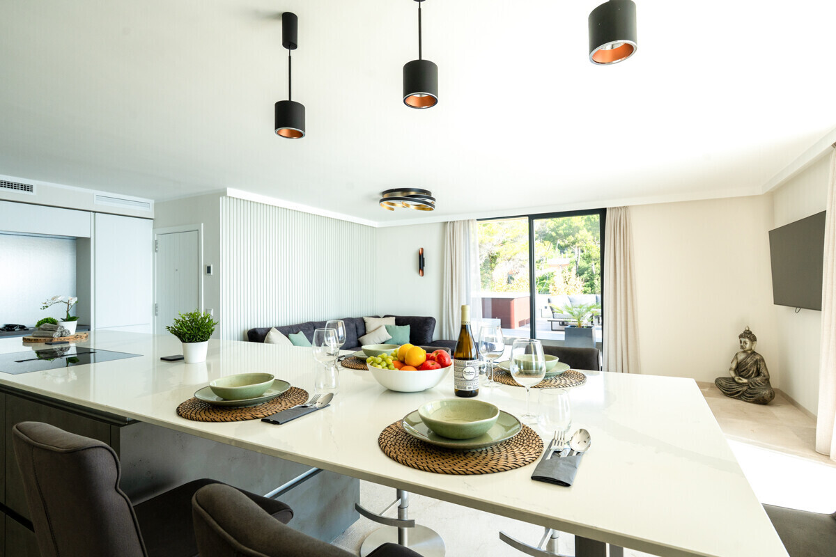 Modernes Penthouse mit Meerblick in erster Meereslinie