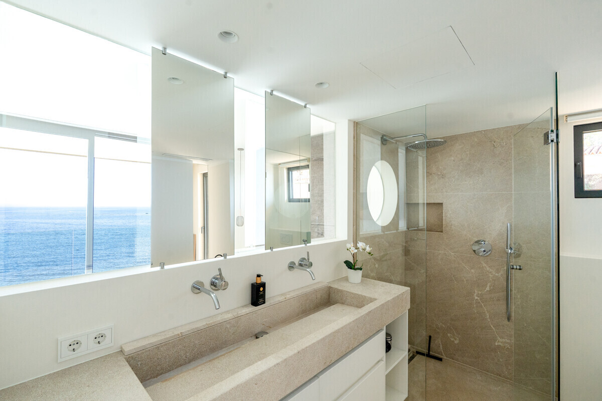 Modernes Penthouse mit Meerblick in erster Meereslinie