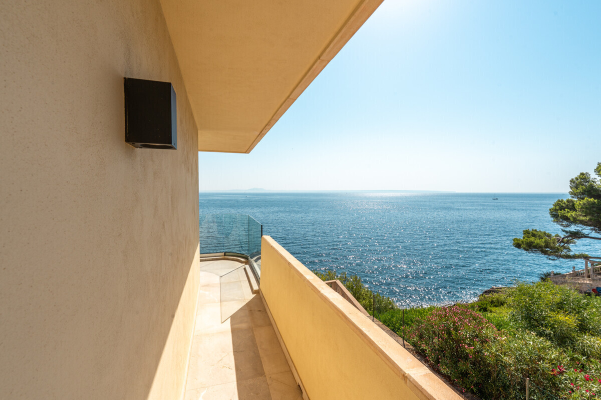 Modernes Penthouse mit Meerblick in erster Meereslinie