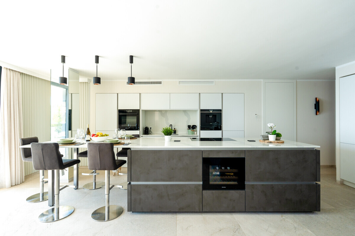 Modernes Penthouse mit Meerblick in erster Meereslinie