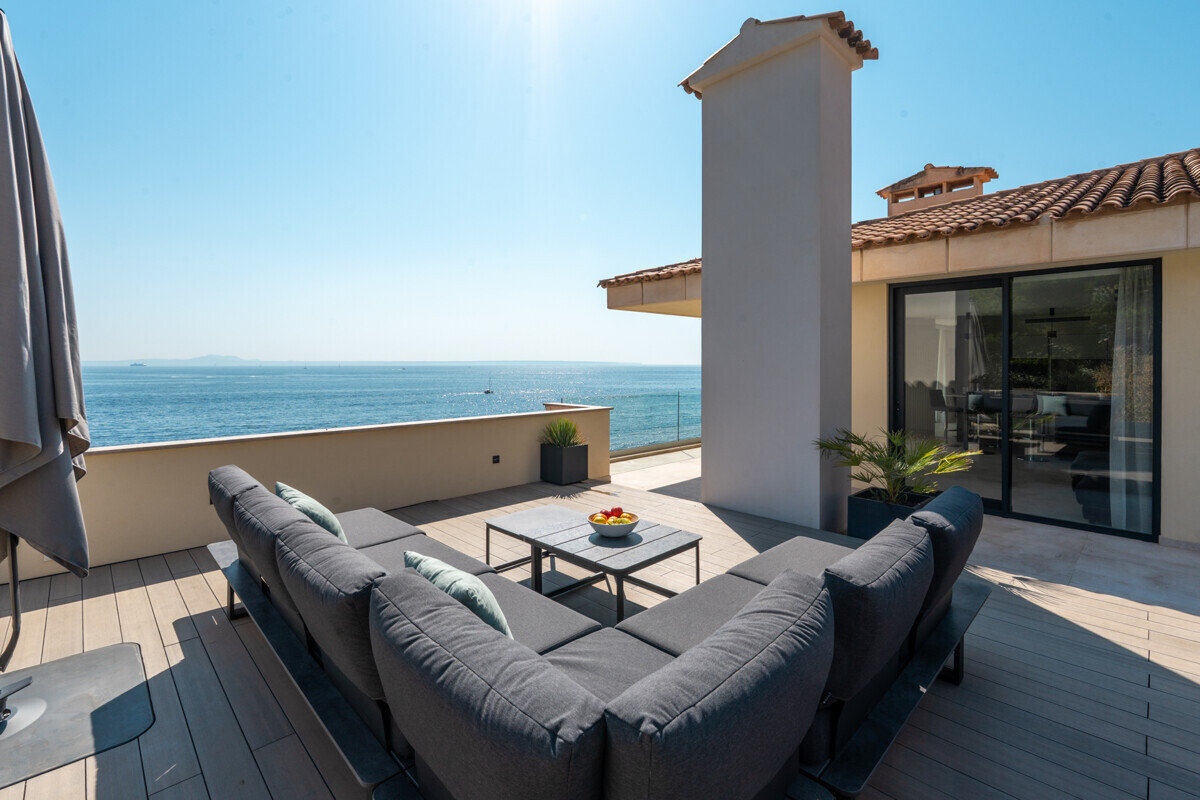 Modernes Penthouse mit Meerblick in erster Meereslinie