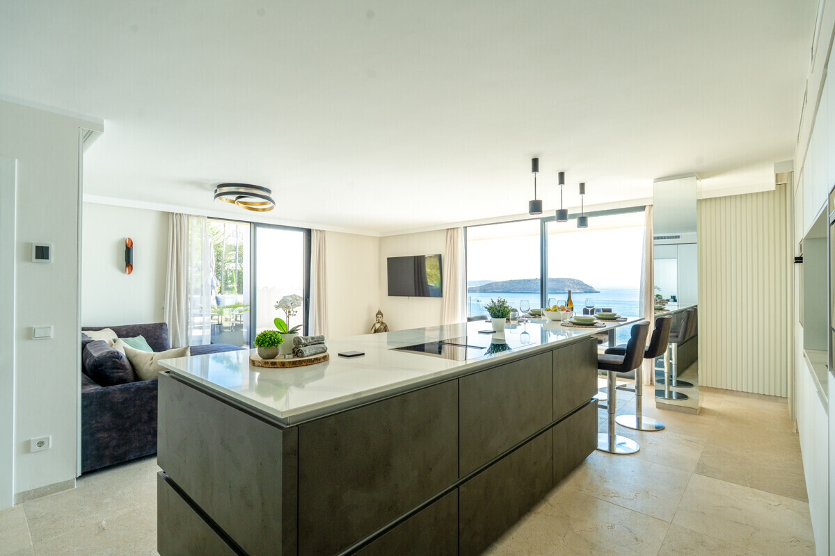 Modernes Penthouse mit Meerblick in erster Meereslinie