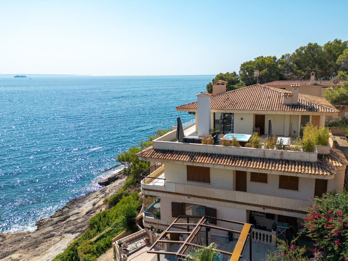 Modernes Penthouse mit Meerblick in erster Meereslinie