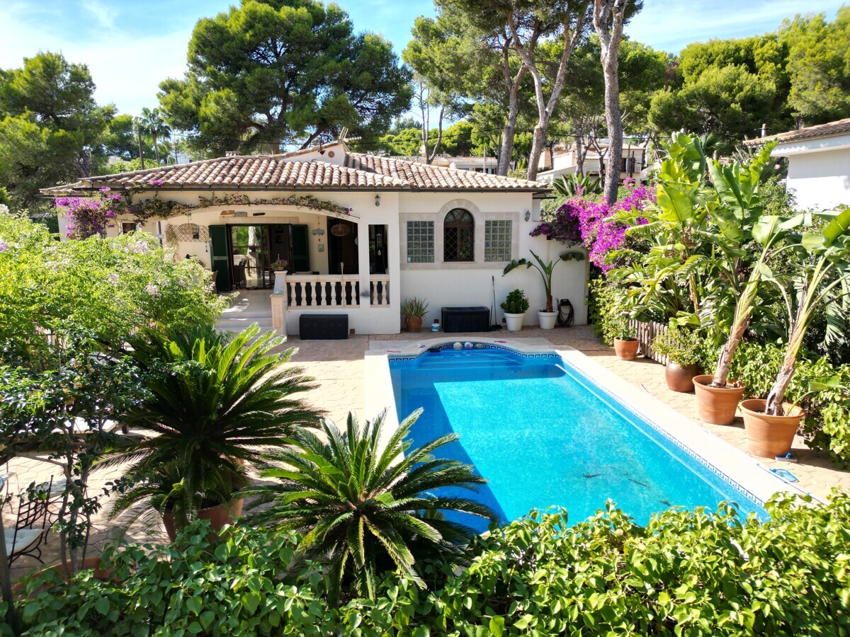 Charmante Villa im Bungalow Stil am Rande einer Grünzone in Santa Ponsa