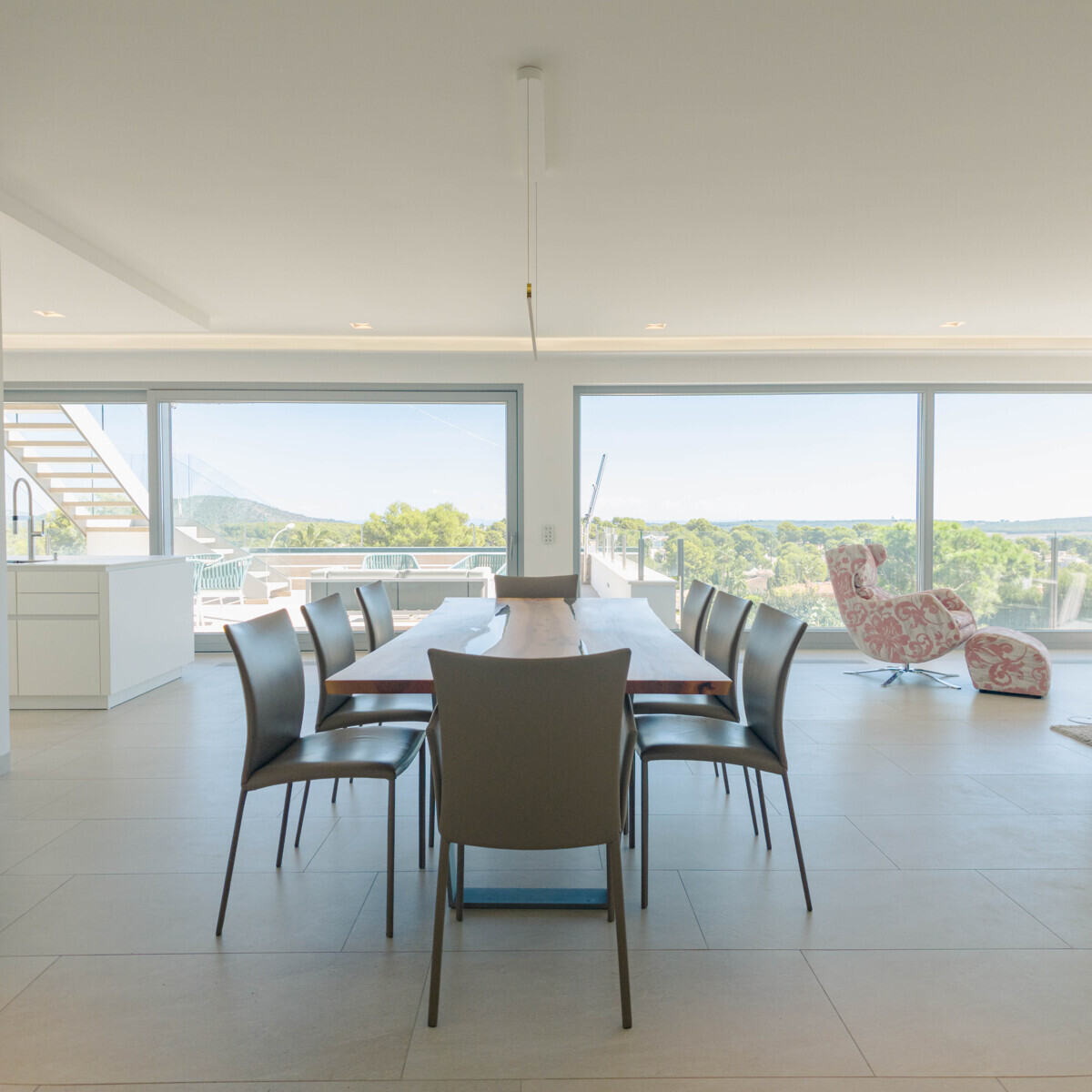 Designvilla mit Dachterrasse, zwei Pools und weitem Panoramablick