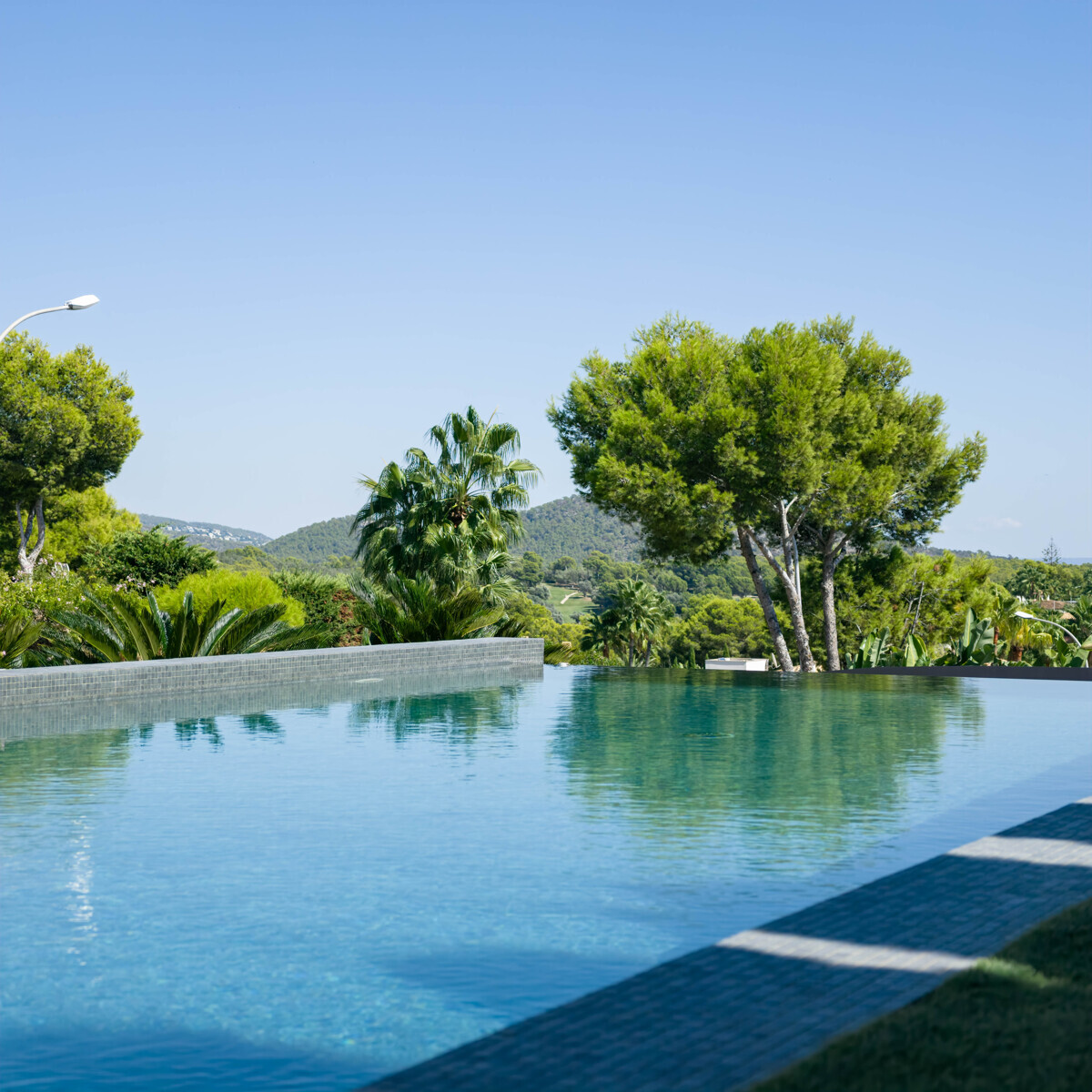 Designvilla mit Dachterrasse, zwei Pools und weitem Panoramablick