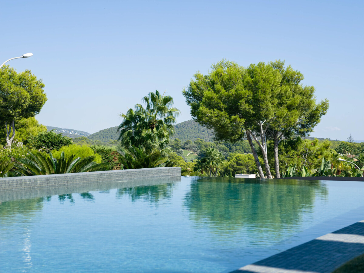 Designvilla mit Dachterrasse, zwei Pools und weitem Panoramablick