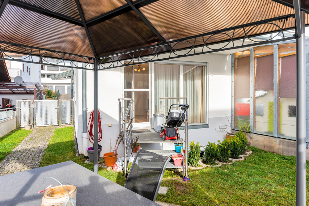 Freisitz mit Blick zum Haus