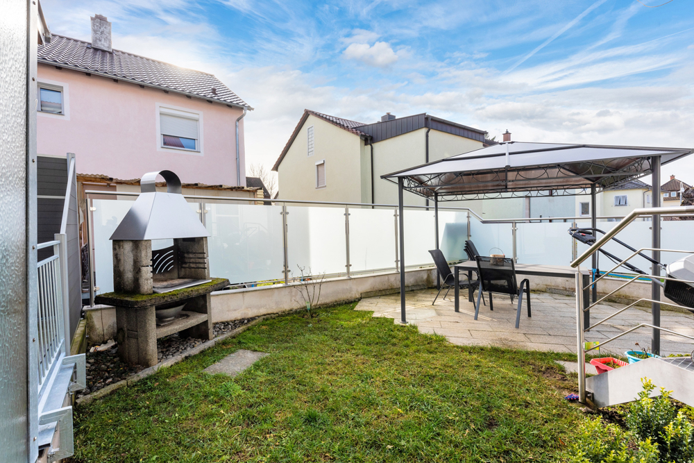 Garten mit Grillofen