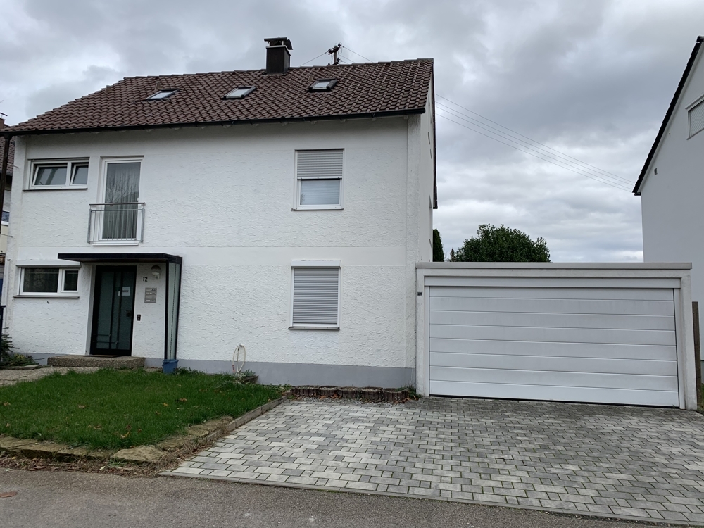 Doppelgarage und Stellplätze 