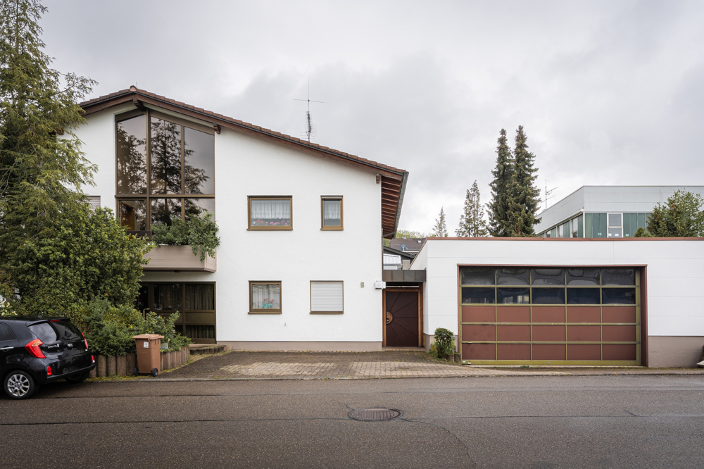 Außenansicht mit Halle 