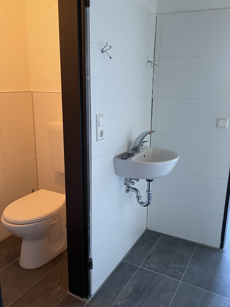Separates WC mit Waschbecken Außen