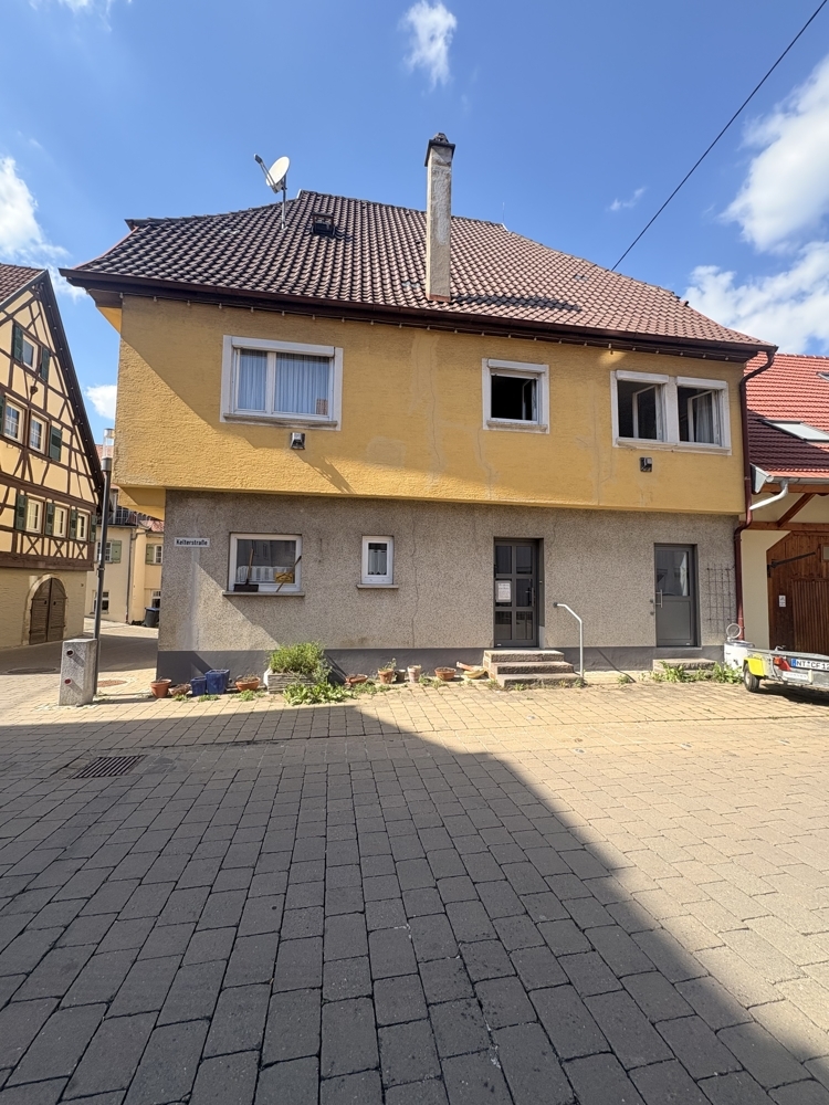 Hausseite 2 und Stellplatz