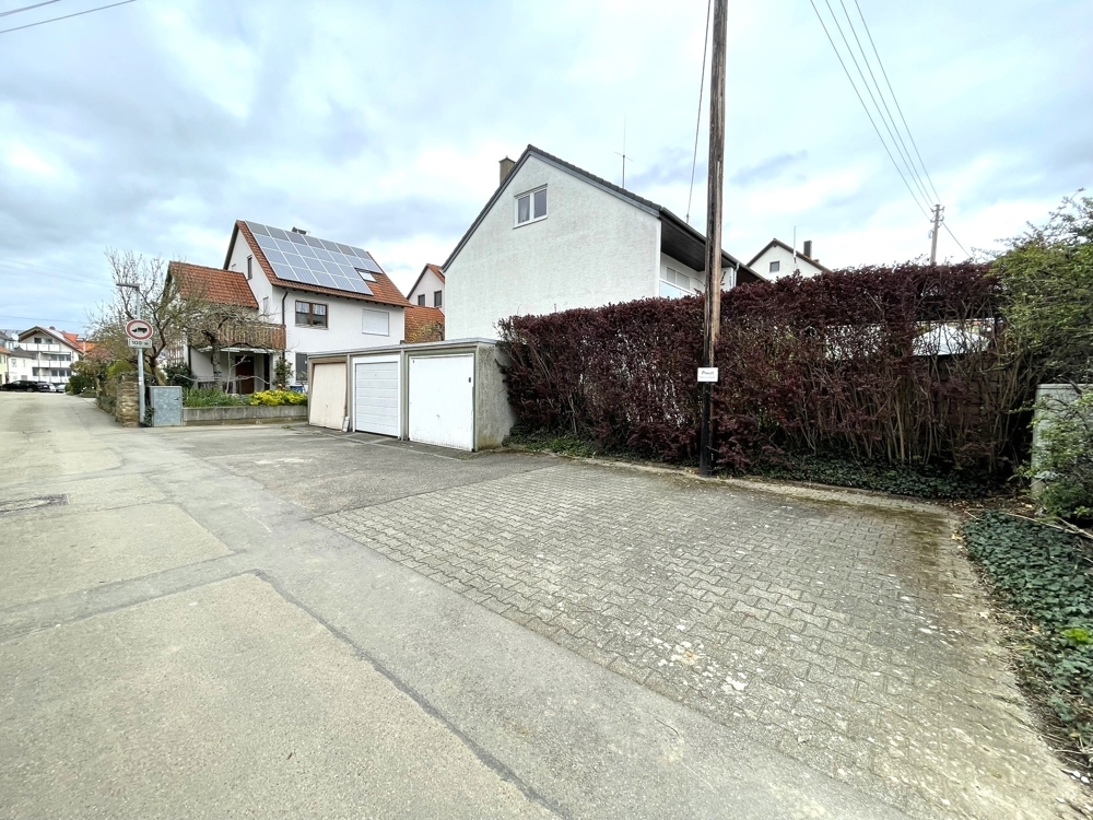 Garage und Stellplatz