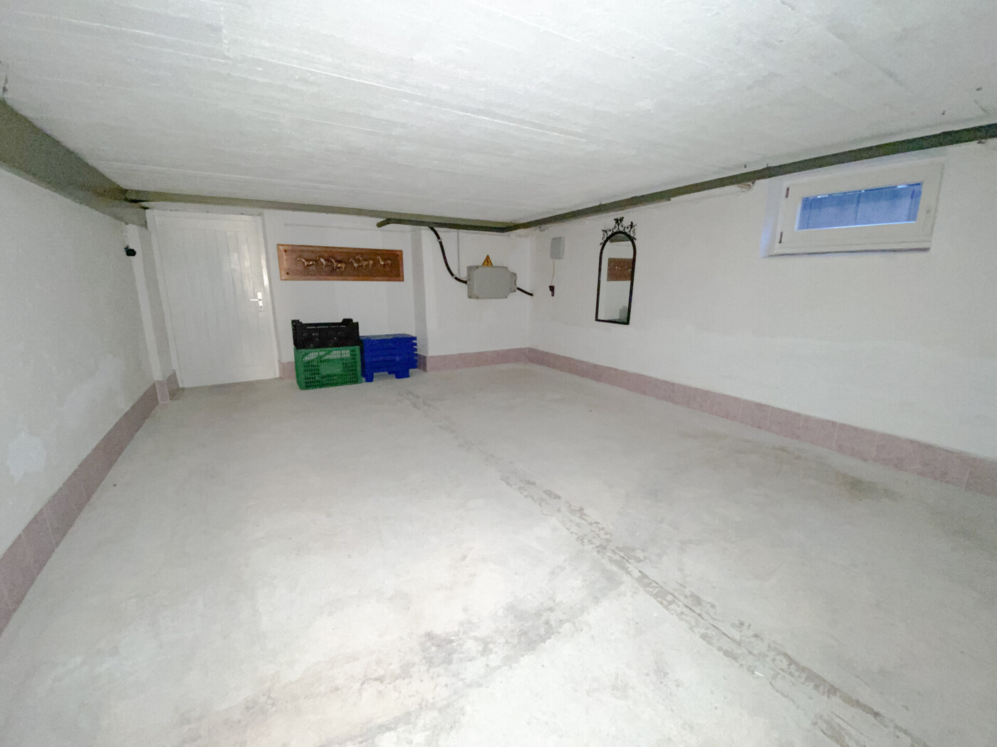 Ordentlicher Gemeinschaftskeller - eigenes Kellerabteil zusätzlich vorhanden!