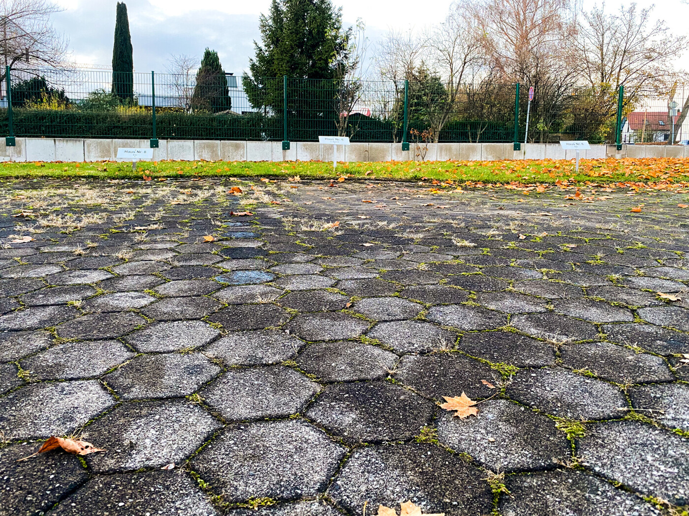 Privater, gepflasteter Stellplatz direkt vorm Haus