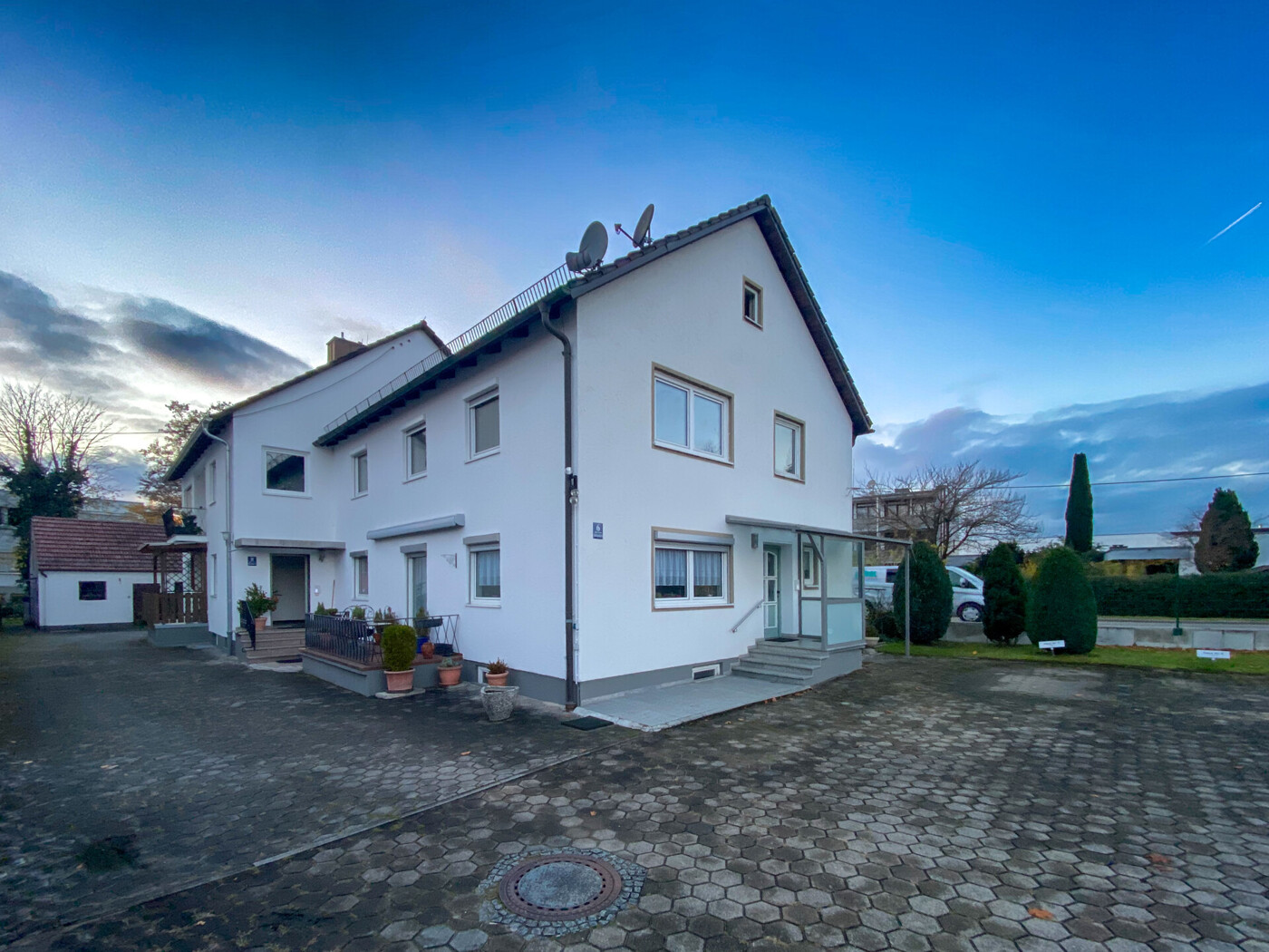 Gepflegtes Anwesen - WEG bestehend aus 5 Parteien! Großes Grundstück - hoher Wert!