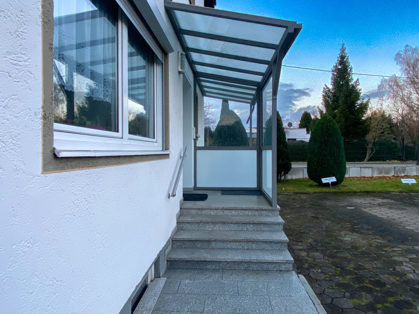 Moderner, überdachter und gepflegter Eingang ins Haus