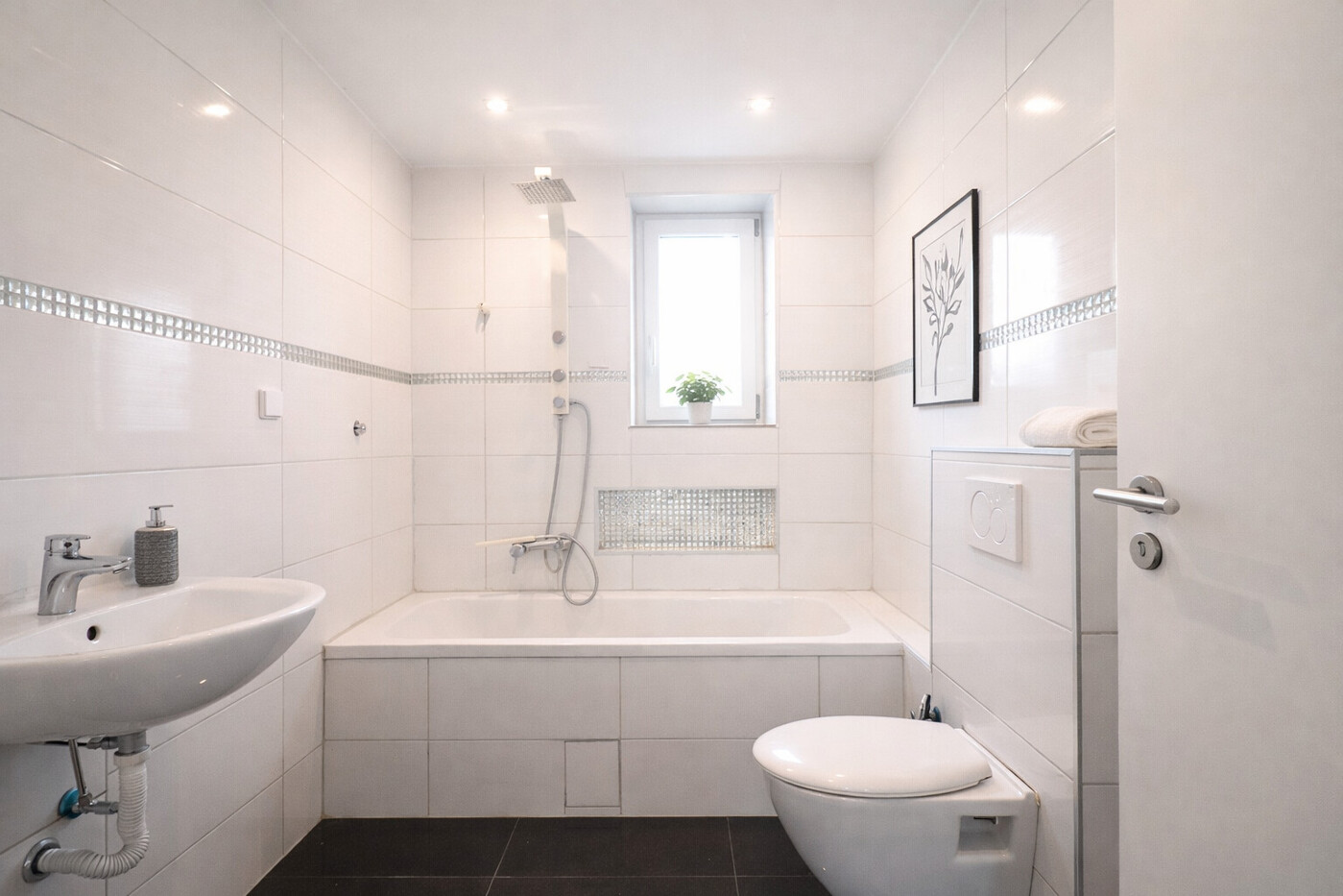 Modernes Bad mit Badewanne und edlem Granitboden