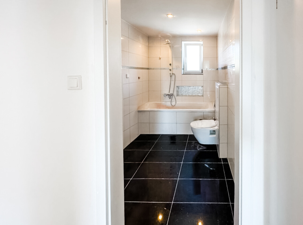 Modernes Bad mit Badewanne und edlem Granitboden