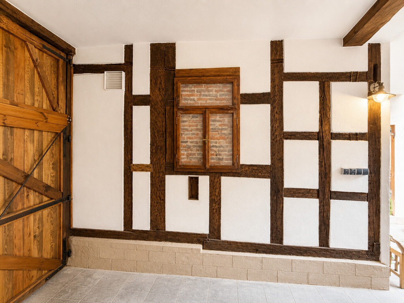 Altes Postfenster in der Durchfahrt