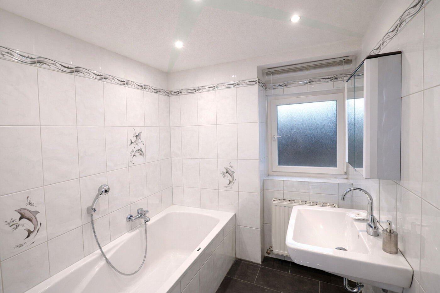 Zeitloses Tageslichtbad mit Wanne