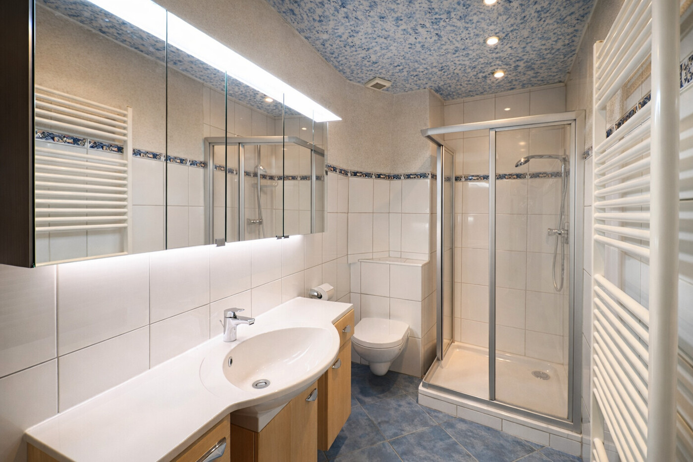 Modernes Bad mit Handtuchhalter und neuer Badgarnitur