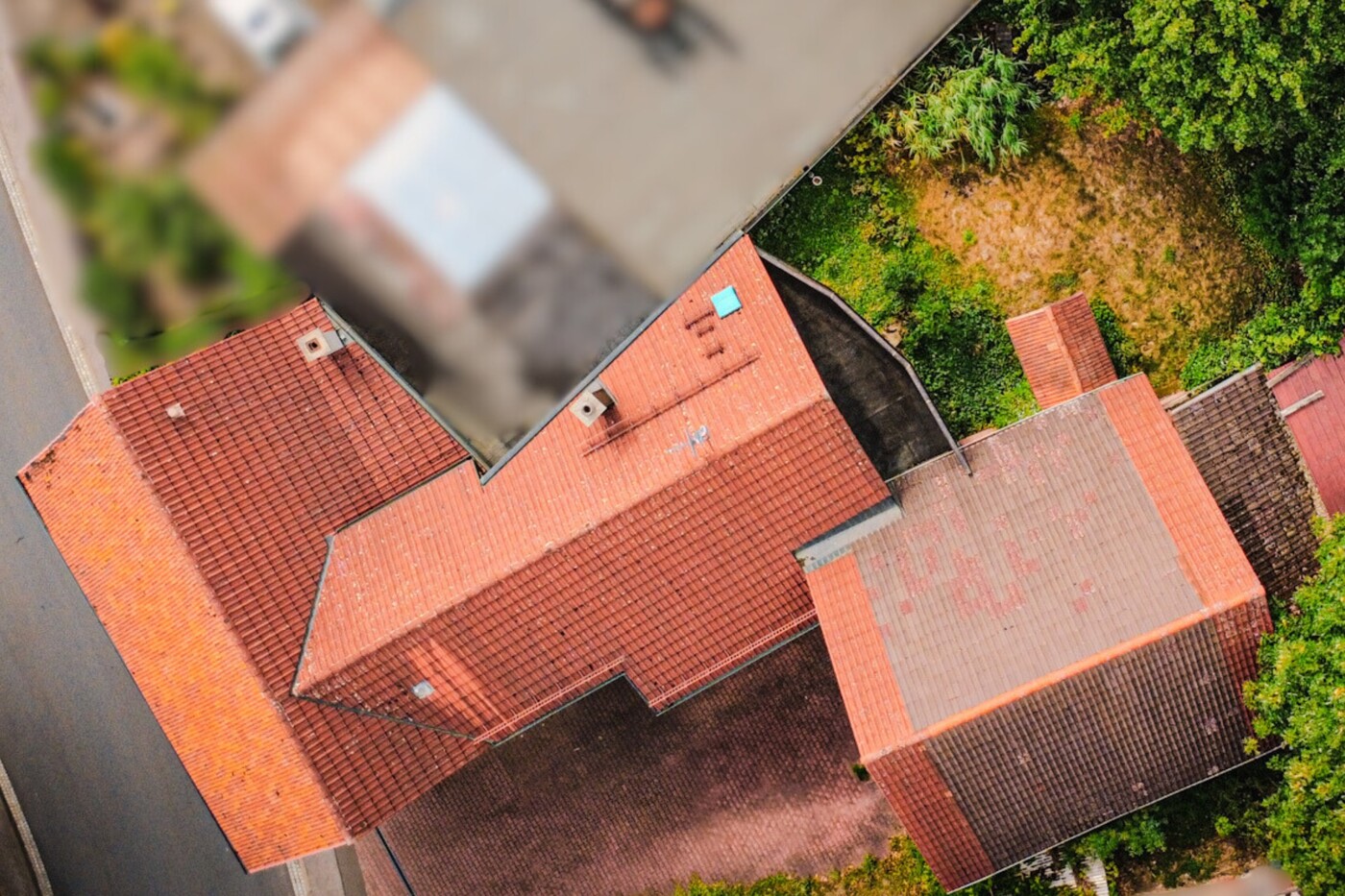 Das großzüge Anwesen aus der Vogelperspektive -beeindruckend