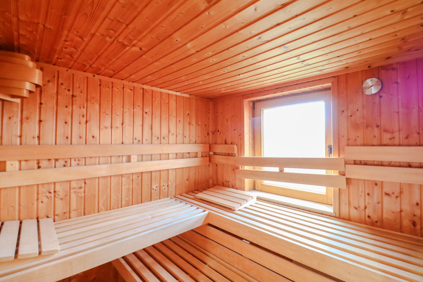 Herrlich großzügige Sauna für mehrere Personen zum Entspannen