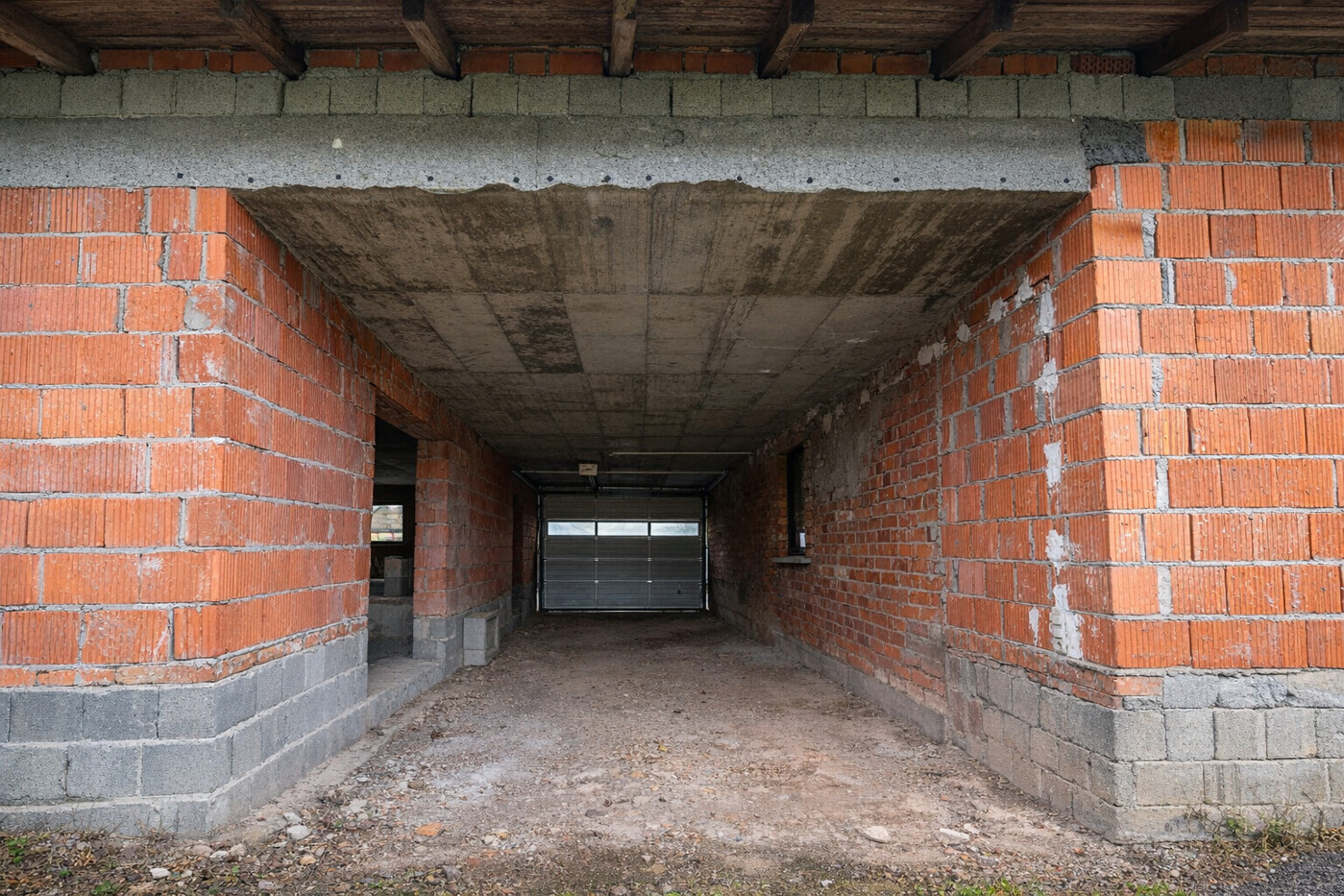 Einfahrt zwischen Haupthaus u. Gerätehalle