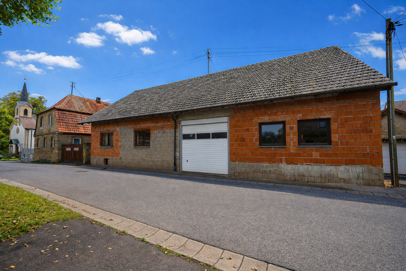 Straßenansicht - links Sandsteinhaus, rechts Haupthaus